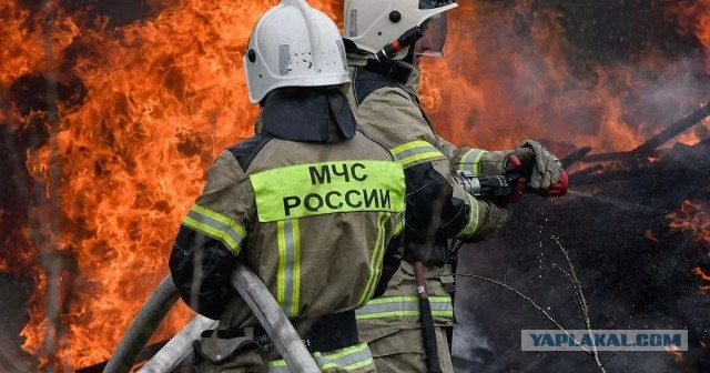 В поселке Волна на Кубани частично потушили пожар после ночной атаки