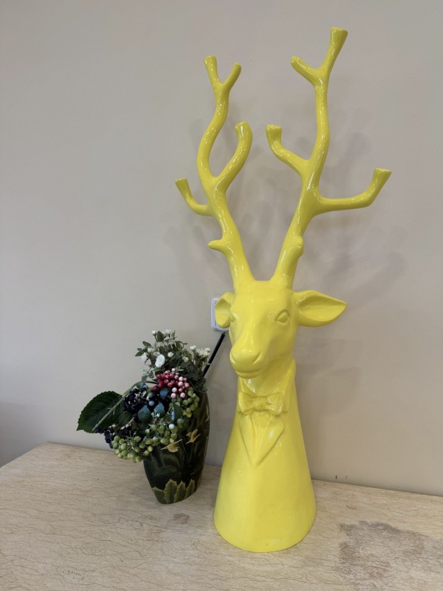 Олень с бабочкой и цветами