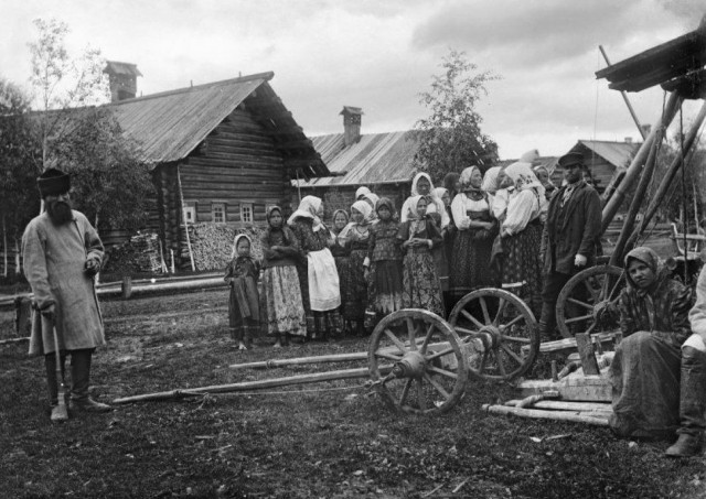 Почему русские не носят национальную одежду на улице?