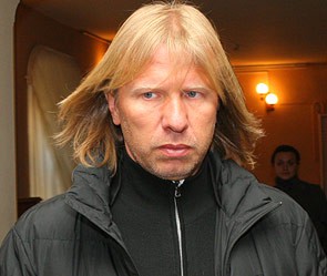 Подтолкнул подружку из окна