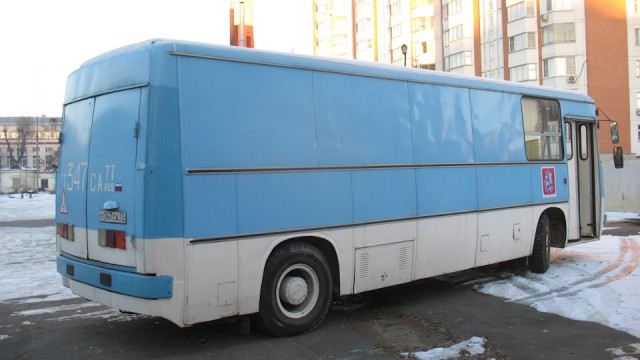 Удобный дом на колесах из старого автобуса