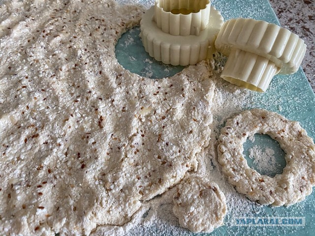 Творожно-сырные колечки с кунжутом