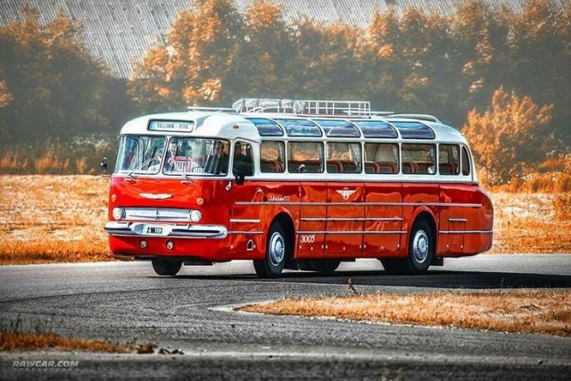 Фотографии прошлого с автомобилями, грузовиками и автобусами