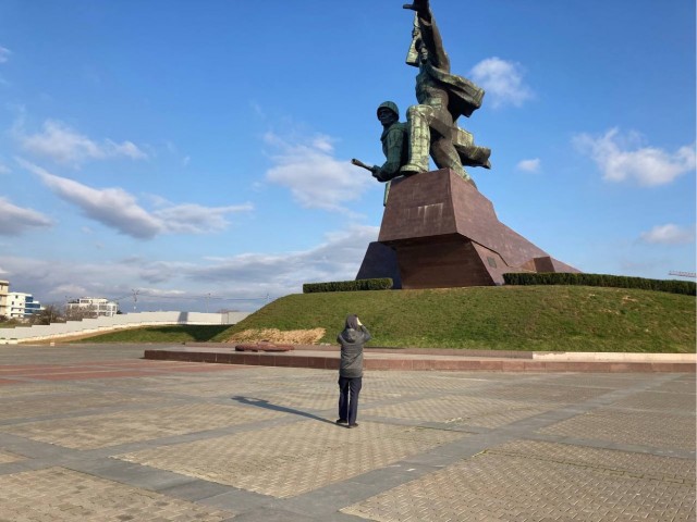 Советские монументы и уличные памятники