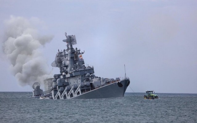 Российское минобороны: крейсер «Москва» затонул при буксировке — из-за повреждений корпуса в условиях шторма