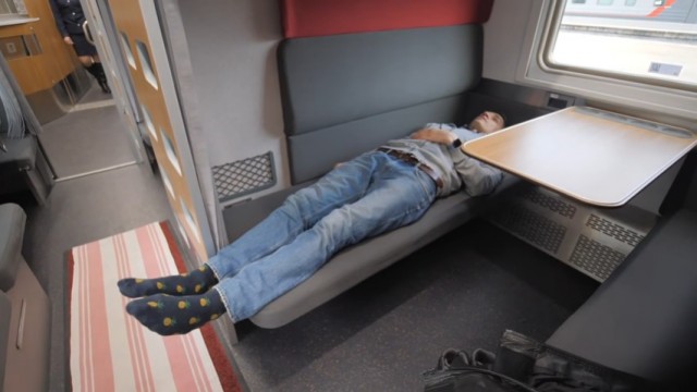 К важным новостям: пассажирские полки в вагонах удлинят до двух метров, — глава РЖД