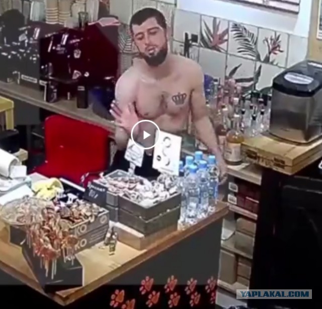 Агрессивный эксгибиционист с императорской короной разгромил кафе в Москве и вынес кассу