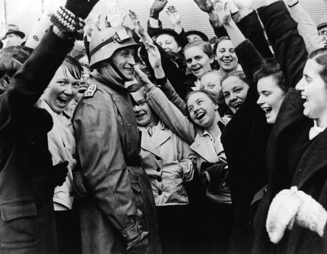 Немец в окружении австрийских девушек