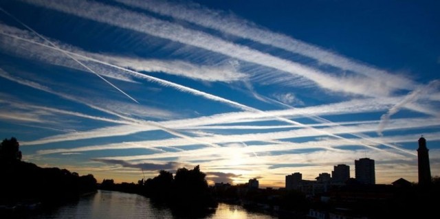 Это не дым из двигателя, это шлейф из водяного пара