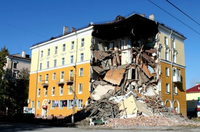 Ребенка и троих взрослых спасли после обрушения подъезда в Сызрани