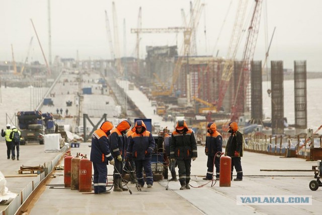 Как работают строители Крымского моста в условиях штормового ветра