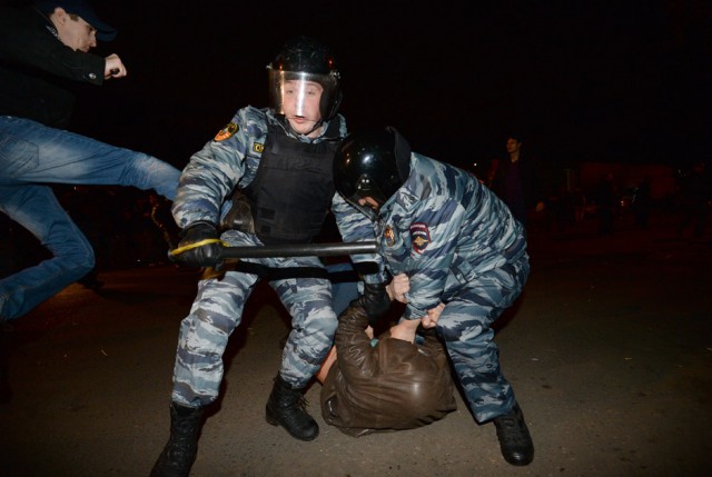 Школьник на спор отвесил пинок полицейскому на Манежной площади