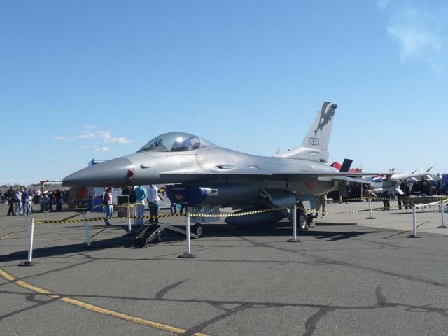Маневр истребителя F-16 Viper ВВС США на предельно малой высоте
