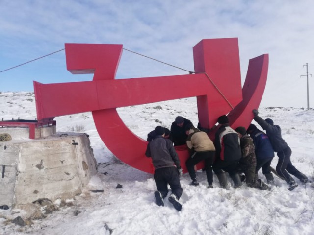 Жители поселка в Карагандинской области спасают символ времен СССР