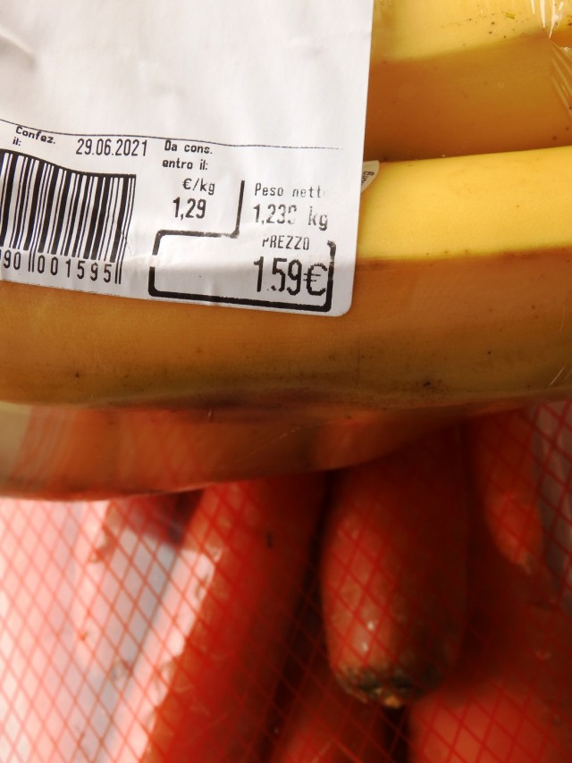 Девушка из Липецка спросила, почему бананы из Эквадора стоят дешевле, чем морковка из соседних регионов