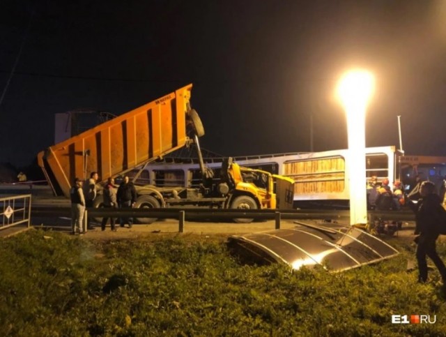 Под Кукуштаном в Пермском Крае надземный пешеходный переход обрушился на самосвал и «Газель». Оба водителя скончались