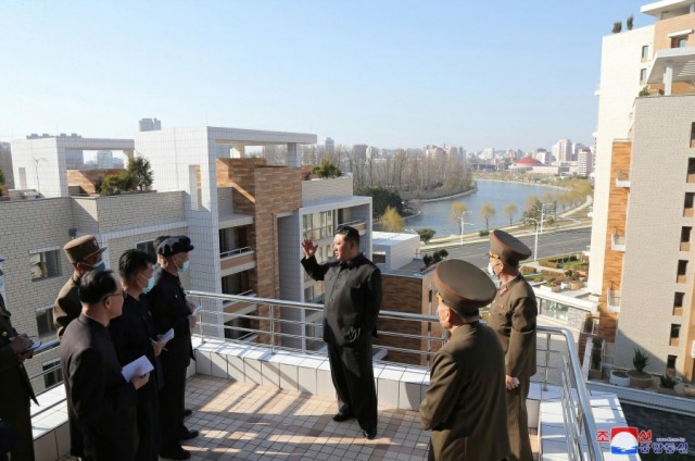 Инспекция  Кима террасного жилого сектора на набережной реки Потхон в квартале Кёнру.