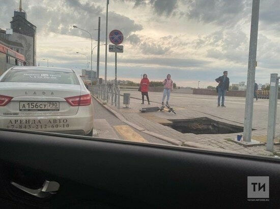 В Казани под девушкой провалился асфальт, она рухнула во внезапно образовавшуюся яму
