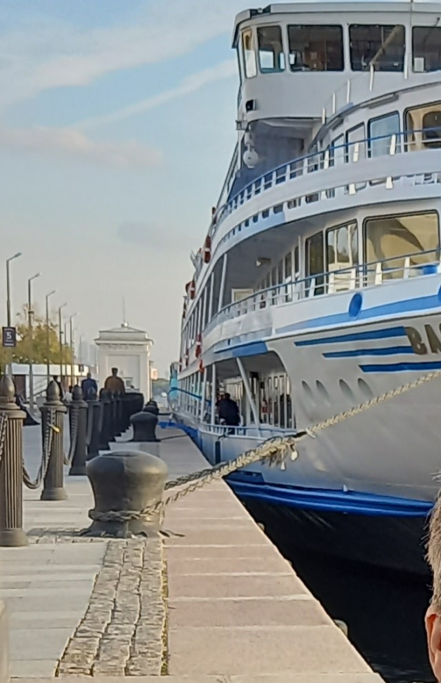Почему в самолет всегда садятся с левой стороны?