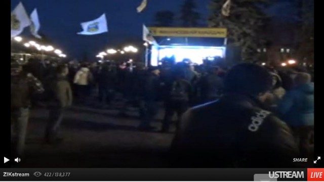 Несколько тысяч протестующих собрались около