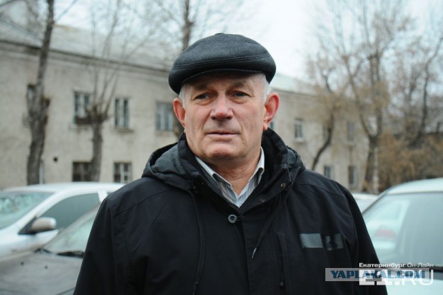 Автохам обстрелял машину пенсионеров.