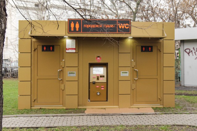 Туалет за 5 миллионов простоял в Нижнем Новгороде 1 сутки. Начали разбирать
