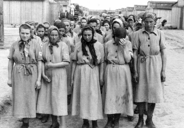 Знаменитое фото в Освенциме. Здание за воротами - что это такое