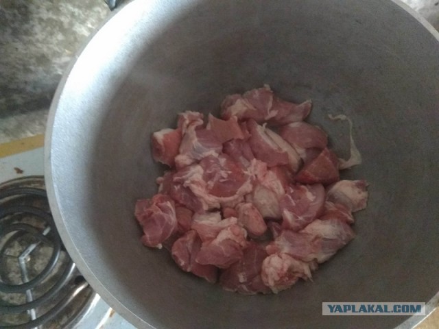 Камрады, что это с нашим, отечественным мясом? Почему из него льется вода?