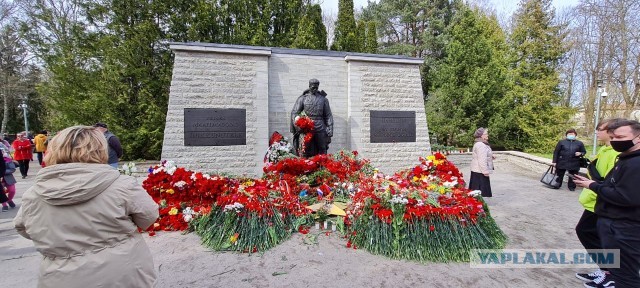 Почетный караул у "Бронзового солдата" в Таллине