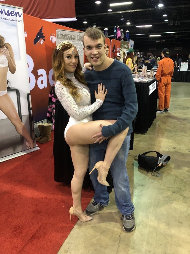 Porn Comicon: парень сфоткался со своими любимыми актрисами