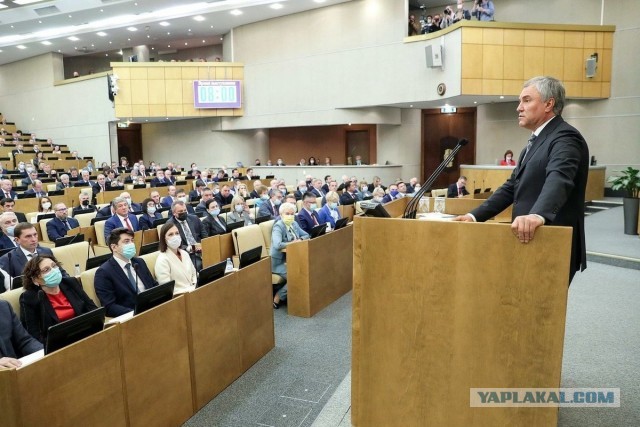 Женщина, сложив покупки в пакеты на кассе, забыла кошелек.