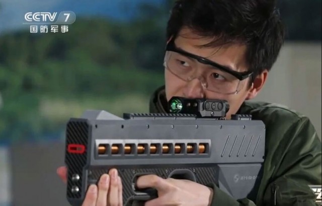 Китайцы показали ручной пулемёт Гаусса со скорострельностью в пять раз выше АК-47