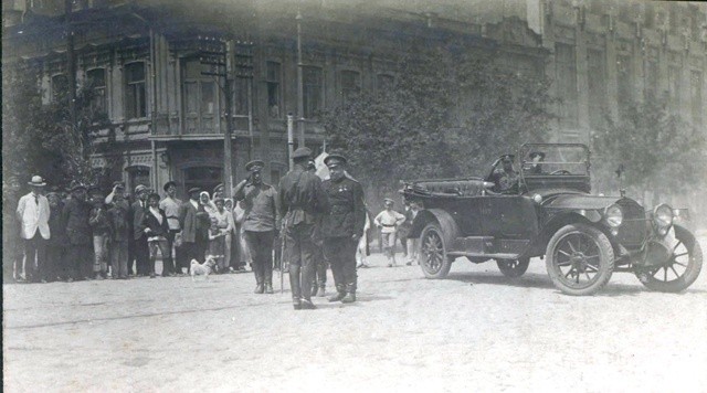 Парад 2-го Корниловского ударного полка в Ростове-на-Дону.