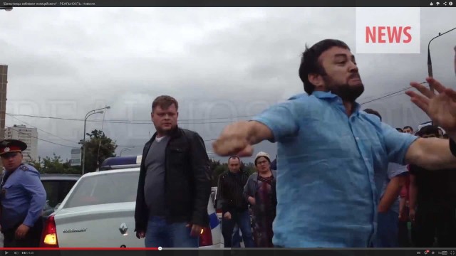 Дагестанцы избивают полицейского