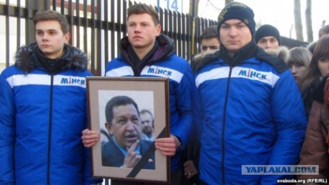 Лукашенко прибыл на похороны Чавеса в слезах