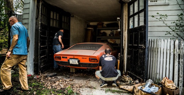 Семейная реликвия провела 28 лет в сарае: Lamborghini Miura P400