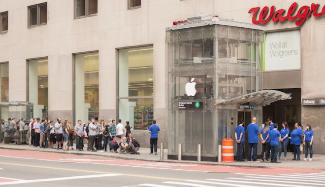 В Нью-Йорке у метро поставили поддельный Apple Store, к которому выстроилась очередь