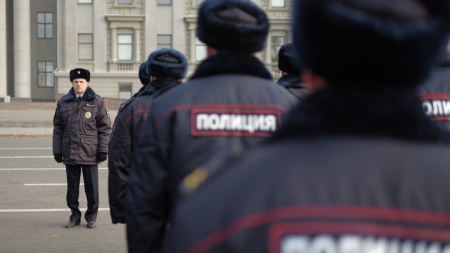 Приходите через год. Почему в МВД забыли про офицера, как только он впал в кому?