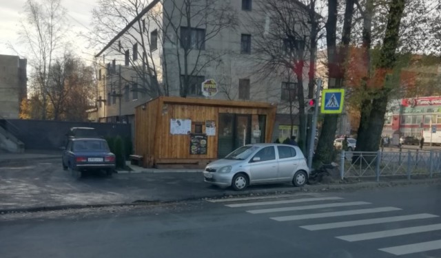 Очередное наглое хамство при парковке. Один уехал, другой встал. И конца этому нет