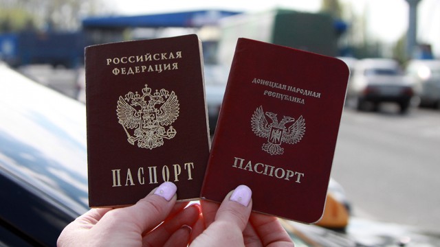 Жителям ЛНР и ДНР начали выдавать российские паспорта