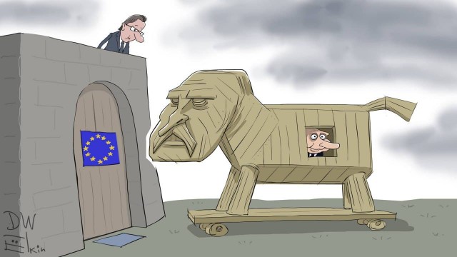 Мигранты на польско-бел. границе ломают ограждения и бросают в польских пограничников камни. В ответ летят светошумовые гранаты