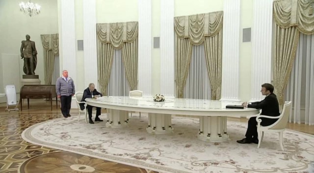 Предлагаю пофотошопить встречу Путина и Макрона