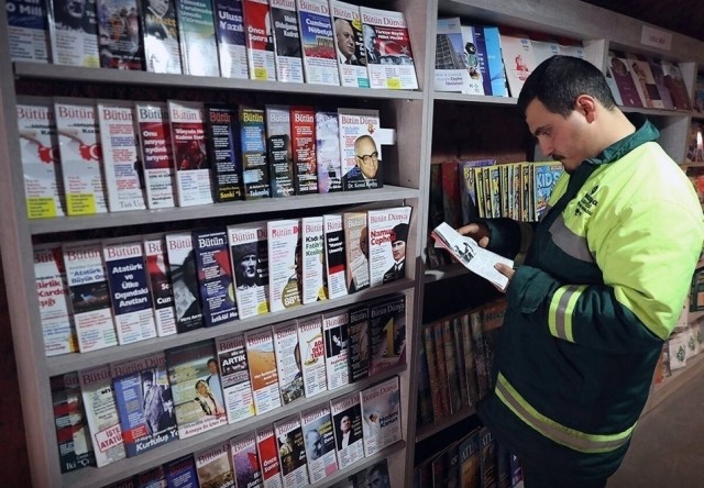 «Поработал — почитай»: Мусорщики создали библиотеку из выброшенных книг