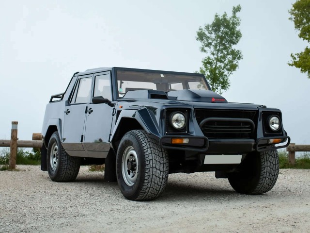 На торги выставили уникальный внедорожник Lamborghini LM002, созданный для султана Брунея