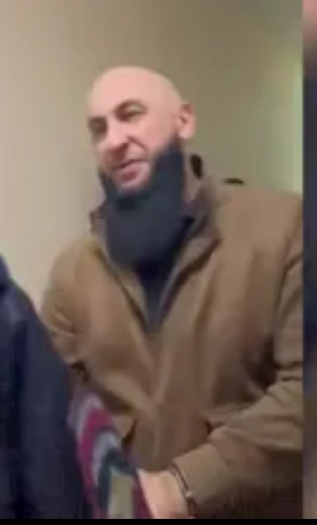 В китайском зоопарке бегемот так устал от посетителей