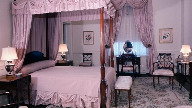…. В гостевой дом для принцесс с «розовой спальней и балдахином»