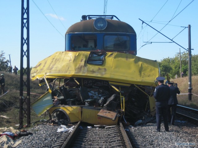 Столкновение поезда с автобусом в Днепропетровске