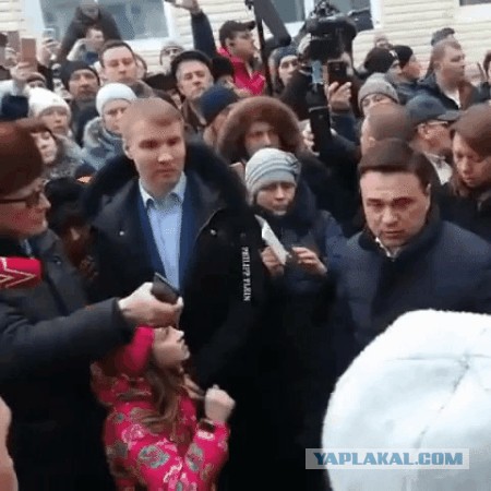 Участники стихийного митинга ударили главу Волоколамского района