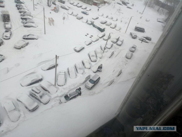 На дорогах Кирова случился снежный апокалипсис