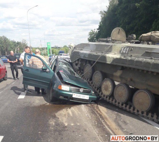 ЧП на выезде из Гродно: БМП раздавила легковой автомобиль